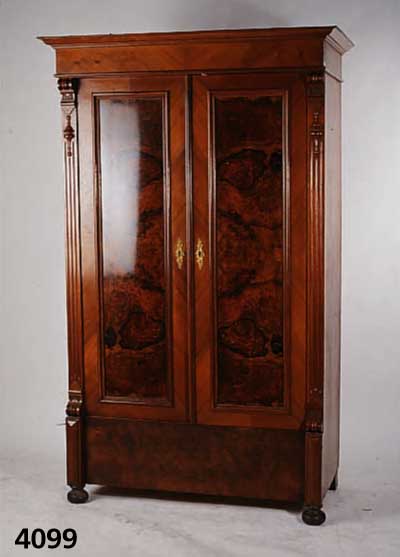 WÄscheschrank, deutsch, um 1890/00 Korpus W eichholz, Lisehnen 3-fach gerieft, aufgesetzte HalbsÄulen, TÜren Wurzelnußfurniert gespiegel t, ...