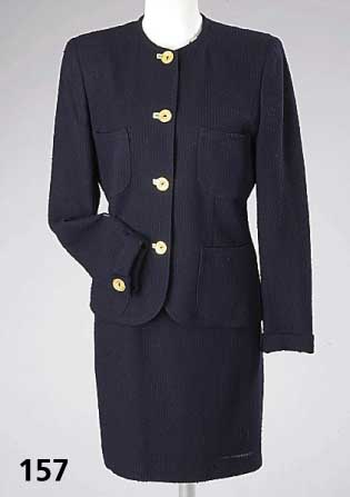 KostÜm, UNGARO, Gr. 38, dunkelblau, reine Wolle, schlichte Eleganz, weiß abgesetzte KnopflÖcher, Rockl. ca. 52 cm, kragenloser Blazer L. ca. ...