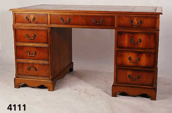 Schreibtisch, England, um 1920/30 Korpus Bu che, Front Nußbaum, Nußbaum furniert geflammt, aufgesetzte Leisten, original BeschlÄge, Arbe ...
