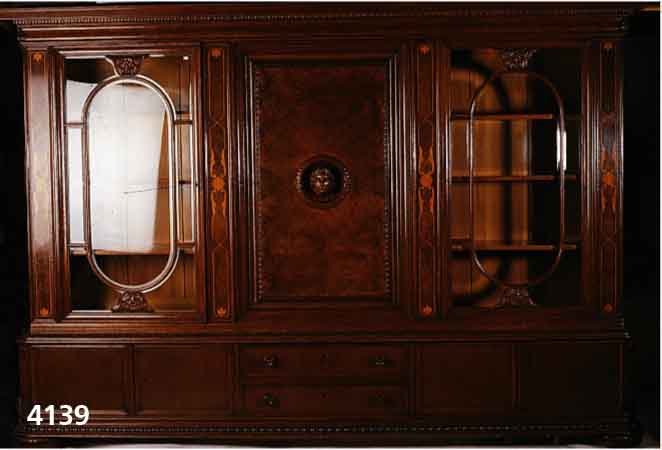 Vielzweckschrank, Ungarn, um 1925/30 Korpus z.T. kaukasischer Nußbaum, Innenausstat tung: Mahagoni gebleicht, Beste Verarbeitung, Schnitzerei ...