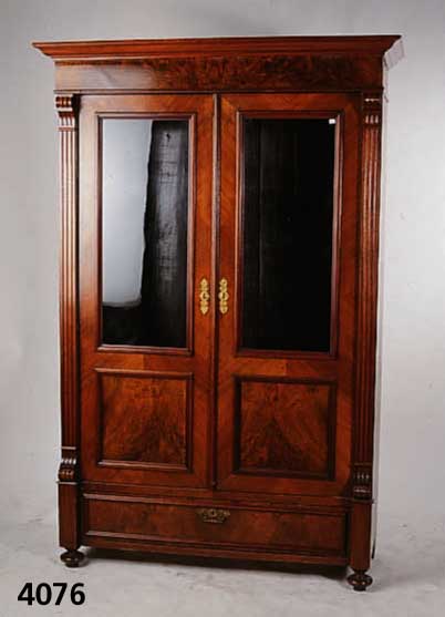 WÄscheschrank, deutsch, 1890/00 Korpus Weic hholz, Lisehnen 3-fach gerieft, TÜren mit aufg esetzten Leisten Mahagoni gebeizt, original Gl Äser ...
