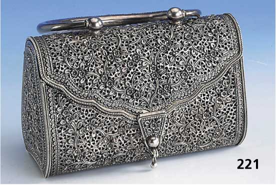 Tasche aus Silber geprÜft, vermutl. Orient, florales Relief mit Durchbrucharbeit, mit festem TragebÜgel mit Scharnieren, 9.5 x 15 x 7 cm