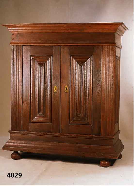 Wellensschrank, deutsch, Hessen, um 1750/60, Eiche massiv, Inneneinrichtung 1 Ablage, Stange erneuert, FÜße sekundÄr (19. Jhd), SchlÜssel und ...