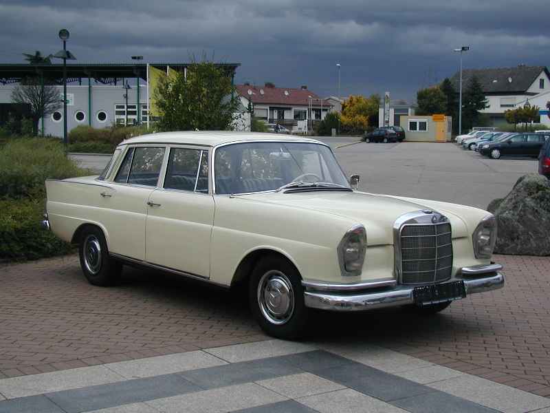 MB 220 SEb (Typ 111); EZ: 03.1963; 2180 ccm, 88 KW (120 PS); Limousine; abgelesene km 5957; Mechanisches Schiebedach, Leder (grün); Nicht ...