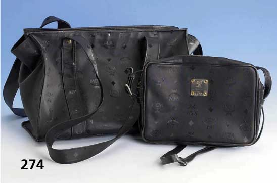Konvolut 2 MCM-Taschen: 1 x Shopper, schwarzer Kunststoff mit MCM- Zeichen, RV, neuwertig, ca. 36 x 23 cm; UmhÄngetasche, schwarzer Kunststoff, ...