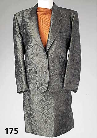 KENZO-2-teil. KÖstum, franz. Gr. 38, hellauberginefarb. Stepp mit silbrigem Effekt Seide/Baumwolle/Wolle/Vsikose, best. aus: Jacke, 2 KnÖpfe, ...