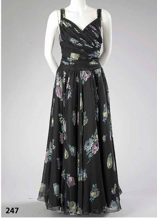 Abendkleid, Gr. 36, schwarze Seide mit bunten BlÜten, lt. Einl. EinzelstÜck, Modell- kleid von Markus Meyser, Bonn, 50er Jahre, Un- terrock mit ...