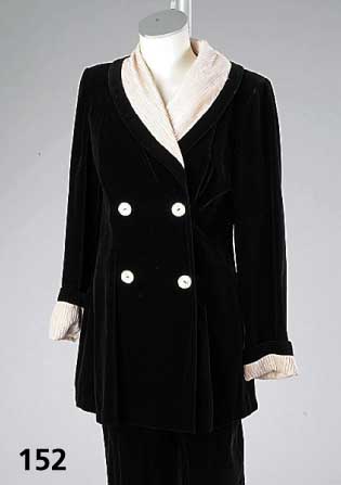 CHRISTIAN-DIOR Samt-Anzug, 100% schwarze Baumwolle, Revers rosafarb. Seiden-Crepe, Perlmutt-KnÖpfe, best. aus: Blazer RÜckenl. ca. 80 cm, Hose ...