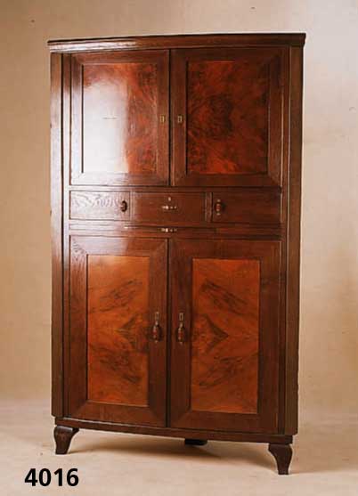 Vielzweckeckschrank, deutsch, um 1910/15, Korpus Weichholz, Front Eiche massiv, leicht gewÖlbt, Inletts Wurzelnuß gespiegelt, origi- nal ...