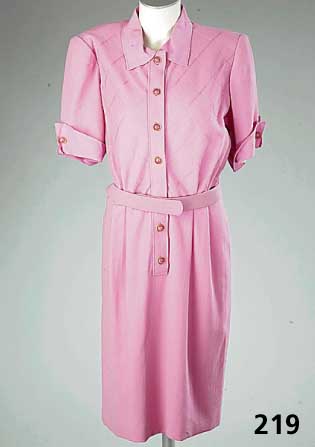 VALENTINO-Damenkleid, Gr. 38, rosefarb. Wollgorgette mit Seide, goldfarb. KnÖpfe mit rosefarb. Cabochons, mit GÜrtel, L. ca. 101 cm