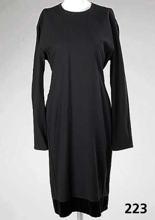 VERSACE-Cocktailkleid, Gr. 38/40, 100 % schwarze Wolle, Abschluß mit Samt, rÜcks. große Schleife, ungefÜttert, RÜcken- l. ca. 103 cm