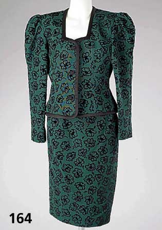 Kostum: GUY LAROCHE, Gr. 42, Baumwolle/Viskose, dunkelgrÜngrundig mit schwarzen Blumen, schwarze Seidenumrandung, seidenbezogene KnÖpfe, Rock ...