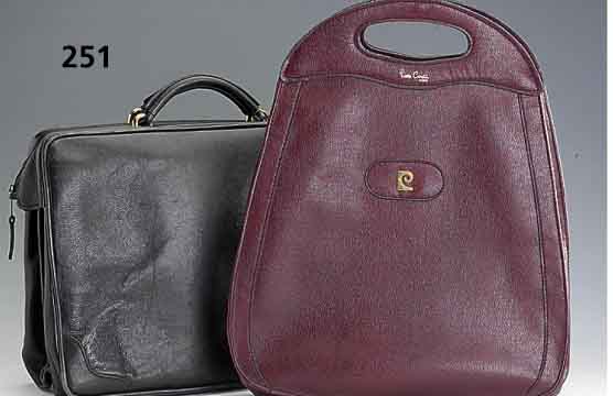 Konv. Goldpfeil und Pierre Cardin, Shoppertasche von Pierre Cardin Paris, bor- deauxfarb. Kunstleder, innen hellgraues Futter mit Schriftzug, H ...