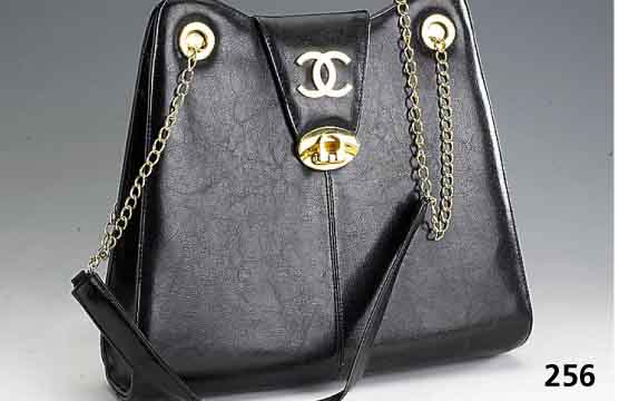 CHANEL-Handtasche, 60er Jahre, schwarzes Leder, goldfarb. Tragekette, Inneneinrichtung mit 2 ReißverschlußfÄchern, ca. 30 x 34 cm, leichte ...