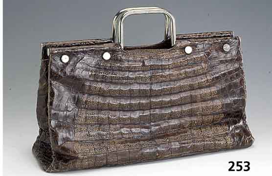 Einkaufs-/Damenhandtasche, deutsch um 1972/74, Kaiman Leder (crocodilus crocodilus), hergestellt Firma Andre Kralle Obertshausen, durchgehende ...
