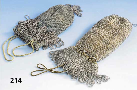 2 Abendtaschen mit Glasperlstickerei, deutsch um 1900, beide RundsÄckchenform, 1x mit Brokat faden und klaren Glasperlen, H. ca. 24 cm, ...