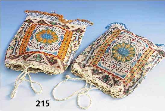2 Abendtaschen mit Glasperlstickerei, deutsch um 1925, reines Art-Deco, identisches Mu- ster nach dem Vorbild von Kaukasischen Teppi- chen, ...