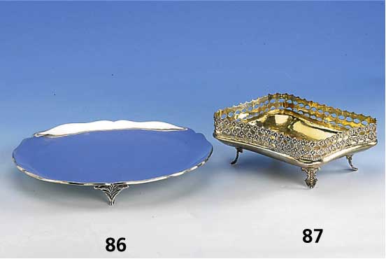 Anbietteller auf 3 FÜßen, Sterlingsilber, ca. 530 g, Barockstil, ca. 50er Jahre, D. ca. 26.5 cm, H ca. 3.3 cm, Gebr.spuren