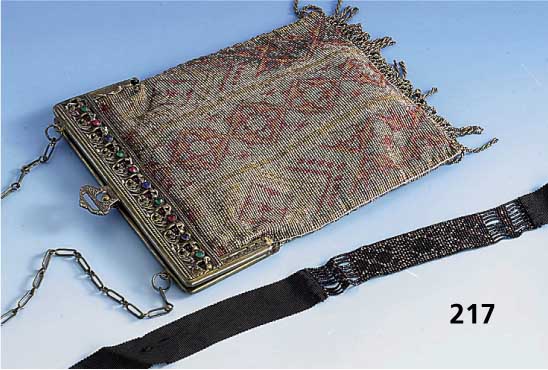 Abendtasche und Halsband mit Glasperlsticke- rei deutsch um 1905/10, geometr. Anordnung d. Glasperlen, Tasche mit Seidenfutter, MetallbÜgel mit ...