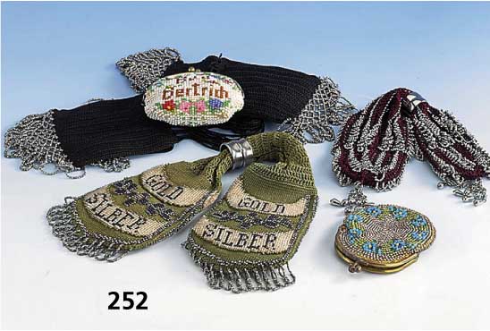 Konv. div. GeldbehÄltnisse, deutsch um 1870- 1915, 3 Geldkatzen, Garne in grÜn, schwarz u. bordeux, facett. Metall- und Glasperlen, 1x ...
