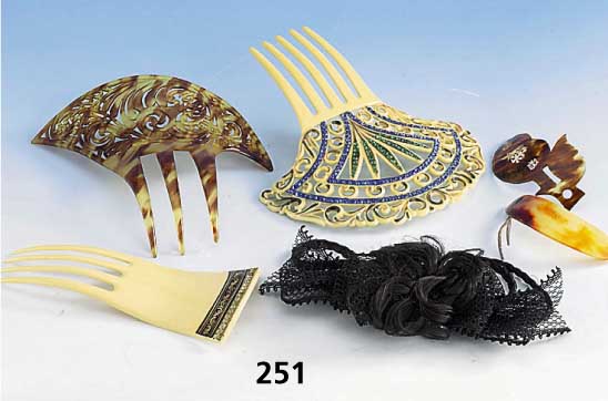 Gr. Konvolut HaarsteckkÄmme/Haarschmuck, Europa um 1880-1930, 1 x schwarze Spitzen- schleife mit schwarzem Haar, 3 x Metall zisel. u. vergoldet, ...