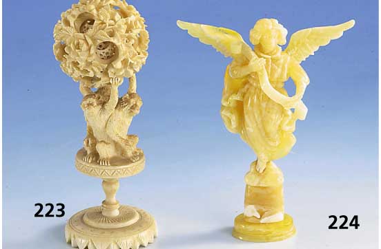 Skulptur: Engel mit Schriftband, Bernstein, fein graviert, Devise: Glora In Excelsis Deo, vollplastisch, H ca. 13 cm