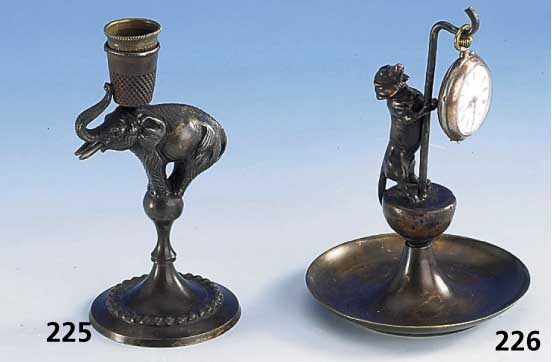 TaschenuhrenstÄnder: Dackel, Bronze patiniert, Modell um 1900, Ausformung spÄter, kleine silberne Taschenuhr (defekt), H ca. 12 cm