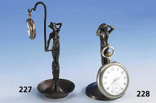TaschenuhrenstÄnder: Jugendstildame, Bronze patiniert, Modell um 1900, Ausformung spÄter, versilb. Taschenuhr, H ca. 10 cm