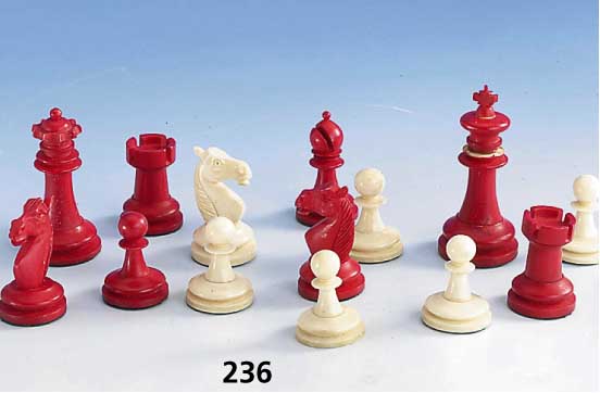 Satz Schachspielfiguren, 20/40er Jahre, Bein geschnitzt, teils rot staffiert, Springer 1 x leicht best., H bis ca. 6.5 cm, geschraubt
