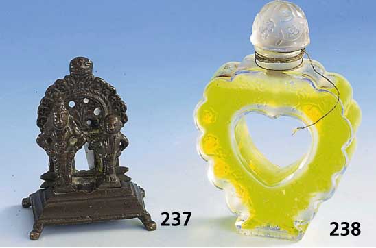 LALIQUE-ParfÜnflakon, Entwurf 30er Jahre, AusfÜhrung 50er Jahre, Herzform, H. ca. 12 cm, ParfÜminhalt wohl sek.