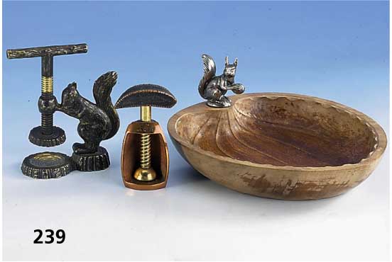 Anbietschale: EichhÖrnchen und 2 Nußknacker, Anbietschale aus Holz geschnitzt in Form einer WalnußhÄlfte, 925er Silber-EichhÖrnchen, L. ca. ...