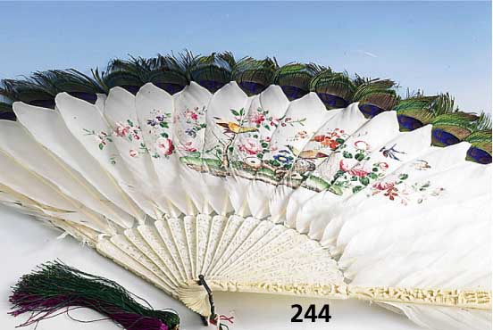 FÄcher, Indien um 1890/1900, Elfenbein mit feiner Schnitzerei, Pfauen- federn mit bunten Deckfarben bemalt: Land- schaft mit VÖgeln und Blumen, ...