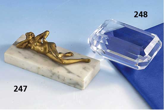Briefbeschwerer: Wiener Bronze, Frauenakt, liegend, Bronze polychrom bronziert, l. be- rieben, auf Marmorsockel, 4.8 x 13 x 5.5 cm