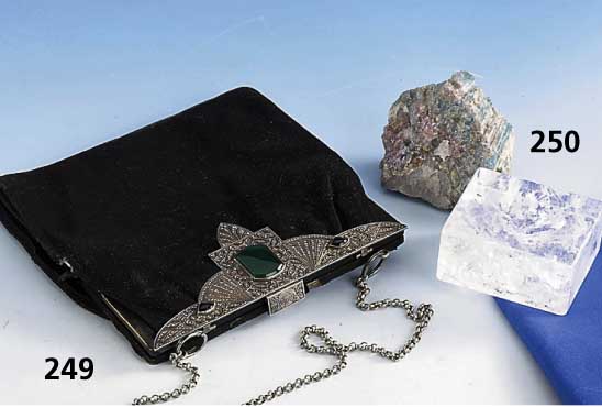 Stufe aus Paraiba-Turmalin, Paraiba-Mine Brasilien, auf Bergkristallsockel lose aufgesetzt, H total ca. 8.5 cm