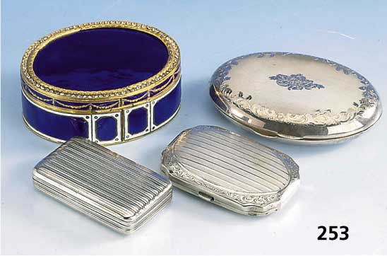 Damen-Visitenkarten/Zigarettenetui, Louis Kuppenheim, Pforzheim um 1910, 900er Silber innenvergoldet, Rillenguilloche/Rahmen floral, 7.5 x 5 cm, ...