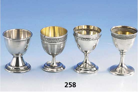 4 Eierbecher in Kelchform, Frankreich/ deutsch um 1900, 800-900er Silber, 3 innenver- goldet, versch. Formen, teils zisel./guill., . 1 x am Fuß ...