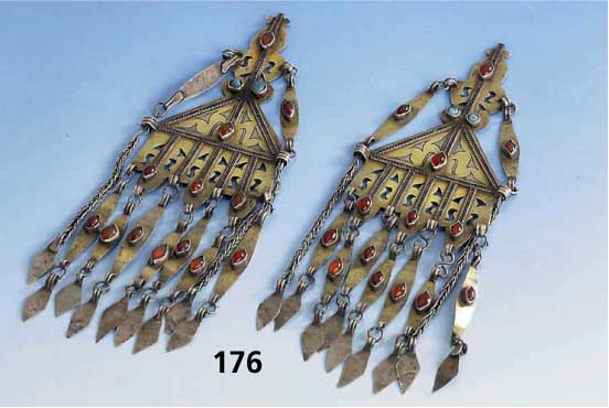 Paar OhrgehÄnge, Teke Turkoman um 1900, Silber teilvergoldet, reich besetzt mit Karneol und TÜrkisen, AnhÄngeÖse fehlen, L. ca. 22 cm