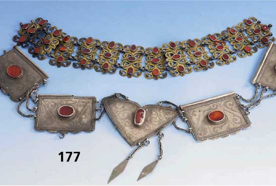 Konvolut: 2 x HaubenschlÄfenschmuck, 1 x Teke Turkoman, 1 x wohl Afghanistan, um 1900, Silber, 1 x teilvergoldet, Karneol- besatz, 1 x ...