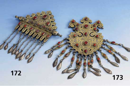 AmulettbehÄlter, Turkmenistan um 1900, Silber teilvergoldet, Karneolbesatz, 1 Karneol mit Fassung fehlend, AbhÄngungen, L. ca. 20 cm