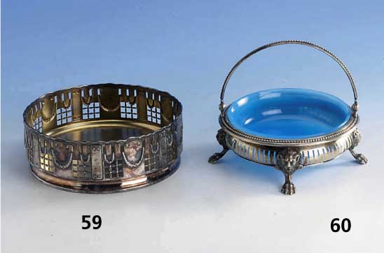 Anbietschale, deutsch um 1860/70, 12-lÖtig, Orig.-Glaseinsatz, FÜße mit LÖwen- kÖpfen und Tatzen verziert, min. besch., Henkel umklappbar, H ...