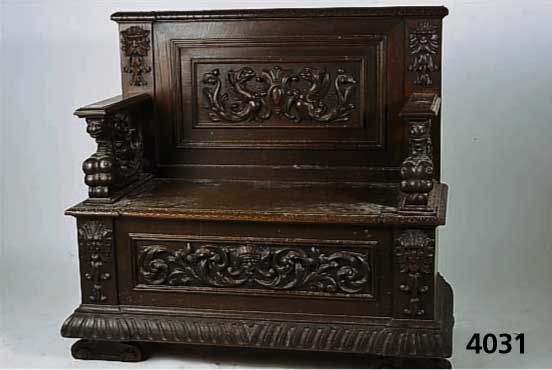 Truhenban, deutsch, um 1880/90, GrÜnderzeit, Korpus Weichholz, grÖßtenteils Eiche, massiv, Chimairen aus dem Vollholz geschnitzt, weib- lich, ...