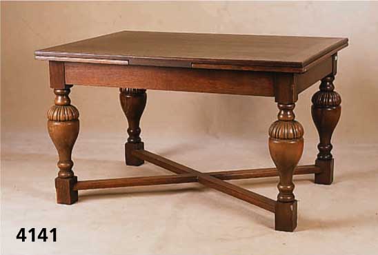 Ausziehtisch, deutsch, um 1915/20, Eiche z.T. massiv bzw. Buche massiv, ausgesuchtes Eichenfurnier, Balusterbeine geschnitzt, im unteren Teil ...