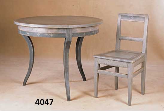 Tisch mit 3 StÜhlen, im Stil von 1840/50, SpÄtbiedermeier, Weichholz, Tischgestell um 1820/30, Platte spÄter, StÜhle aus altem Holz, graublau ...