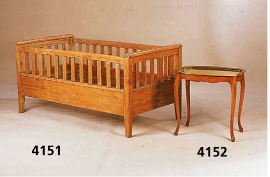 Serviertisch, Italien, 60er Jahre, Nußbaum massiv, Servierplatte aus Messing, erhaben bzw. vertieft, Muscheldekor, Gebrauchspuren, vielseitig ...
