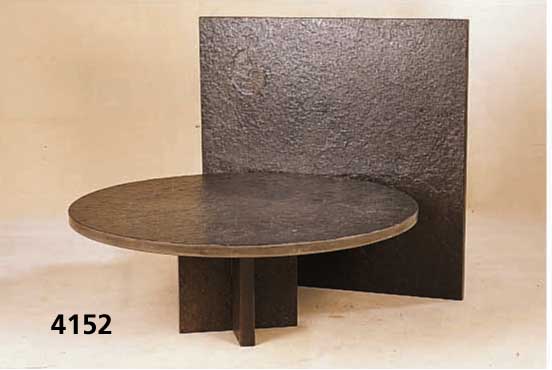 Tisch aus Stollenhofer Schiefer, Lias mit Versteinerungen (Amoniten), 2 Platten (rund und eckig) ein Fuß, H. ca. 38 cm, D. ca. 100 cm, Platte ...