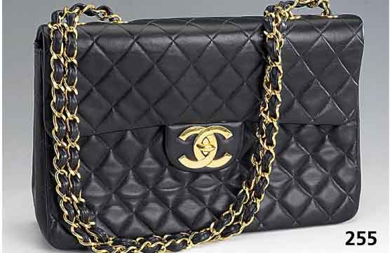 CHANEL-Handtasche, schwarzes Leder, gesteppt, bordeauxfarb. Lederinnenfutter, Metall-vergoldeter Trageriemen, guter Zustand, mit Zertifikat, ca. ...
