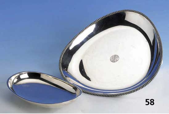 Konvolut 2 Anbietschalen, 1 x 925er Silber, oval, kleiner Standfuß, ca. 19 x 12.5 x 3 cm; 1 x dreieckig, 835er Silber, Kordelrand, D. ca. 25 cm, ...