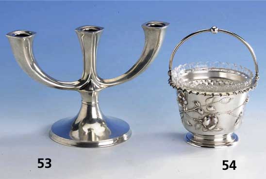 Kerzenleuchter mit 3 Brennstellen, 835er Sil- ber, glatte, zeitlose Form, H. ca. 17 cm, Fuß gefÜllt, total ca. 460 g