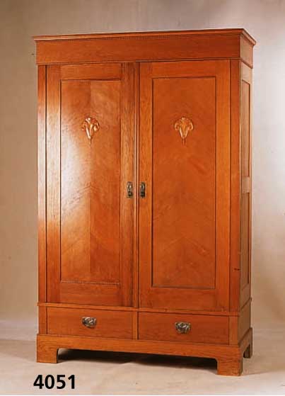 Kleiderschrank, deutsch, um 1902/08, Jugend- stil, Eiche massiv, Eichefurnier z.T. gespie- gelt, aufgelegte sparsame Schnitzereien, original ...