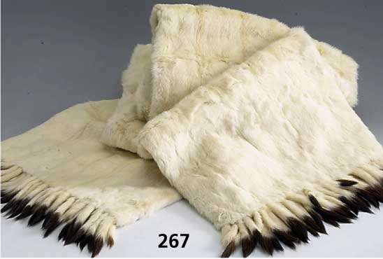 Hermelinstola, weiß, Fransen = SchwÄnzchen, beids. Fell, B. ca. 31 cm, L ca. 210 cm, gut erhalten und gepflegt